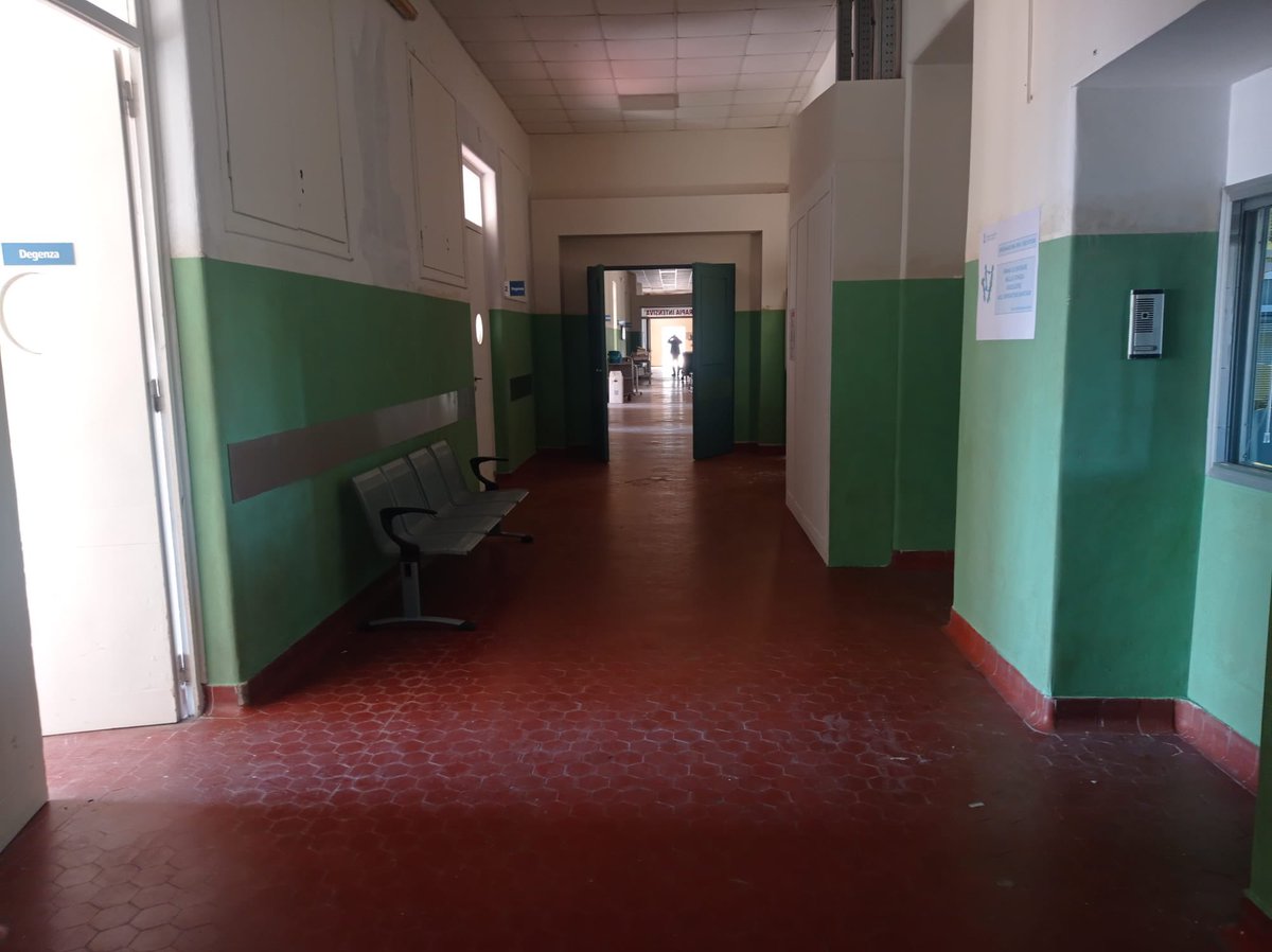 virginiaraggi's tweet photo. Stiamo girando per i corridoi dell'ex Forlanini. Basterebbe poco per rendere utilizzabili molte parti della struttura e accogliere pazienti Covid. Vedere questo abbandono è un pugno nello stomaco. Firma la petizione! https://t.co/giVSgIvsK9 https://t.co/3UpGfuWmSy