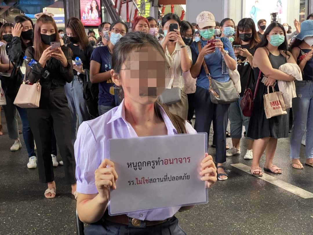 Mameaw1806's tweet photo. เพิ่งรู้ว่า น้องผญที่ถือป้ายอนาจารวันนี้ คือน้องคณะชั้นเอง เพื่อนเล่าให้ฟังคือโกดมาก มึงทำกับเค้าแบบนี้ได้ยังไง อหห น้องดูเหมือนเข้มแข็งแต่บอบบางมากเคย Panic ในยิมจนร้องกรี๊ดไม่หยุด แต่น้องบอกว่าถ้าน้องไม่ออกมาแล้วใครจะออก ไม่ต้องเซ็นเซอร์เพราะไม่มีอะไรจะเสียแล้ว #ม็อบ21พฤศจิกา https://t.co/JLYD1e37UT