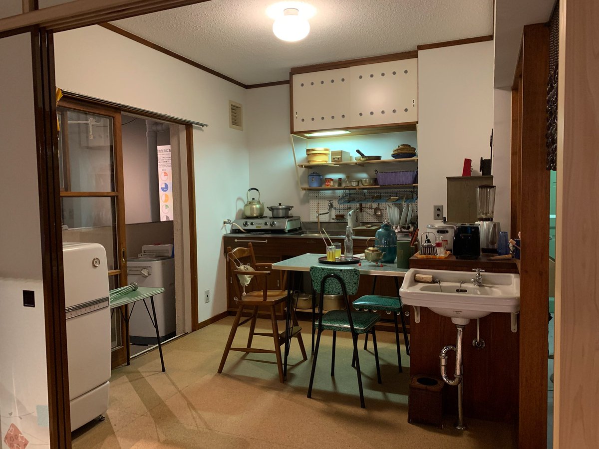 で、常設展示にひばりヶ丘団地のダイニングを再現したコーナーがあったんですが、自分も子どものころ、似たような60年代初期に作られた社宅に住んでいたんで懐かしかった^ ^ #ダイニングキッチン #江戸東京博物館 #ひばりヶ丘団地 https://t.co/EnV16dD5Ok