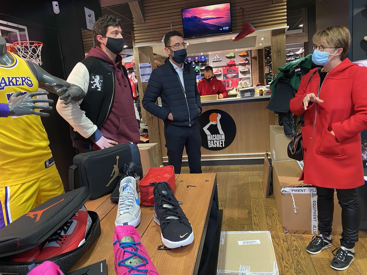 nathalieappere's tweet photo. À la rencontre des commerçants dans le centre-ville de Rennes. À l’approche des fêtes de fin d’année, consommer local est un acte citoyen fort. Faire ses achats dans les commerces de proximité, c’est aussi défendre l’emploi et notre qualité de vie. #AchetonsLocal https://t.co/OrmWJ10zAr