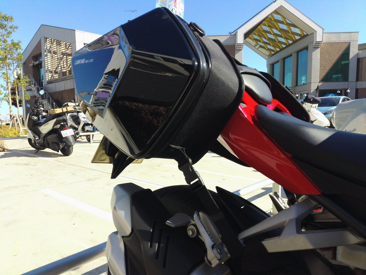 RDRider2's tweet photo. cbr250rrのマフラーとタナックス カービングシェルケースのクリアランスのサンプルがあまりなかったので

#CBR250RR
#タナックス
#カービングシェルケース
#サイドバッグ https://t.co/xz6IDFlIxu