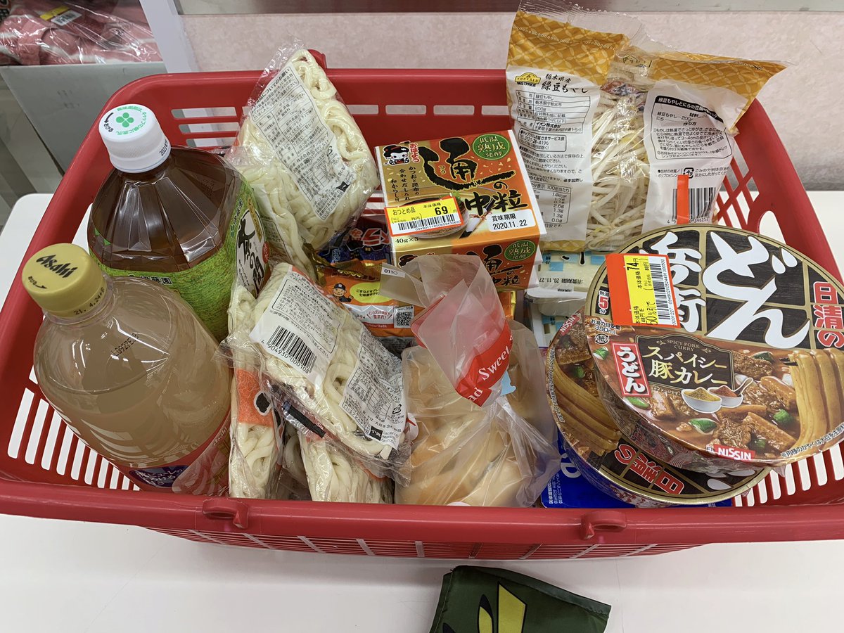 ___iwm's tweet photo. 買い物しました。値引きという節約の敵に負けた部分もあるけど、これだけ買って1100円。悪くない https://t.co/BHF5pq4cMI