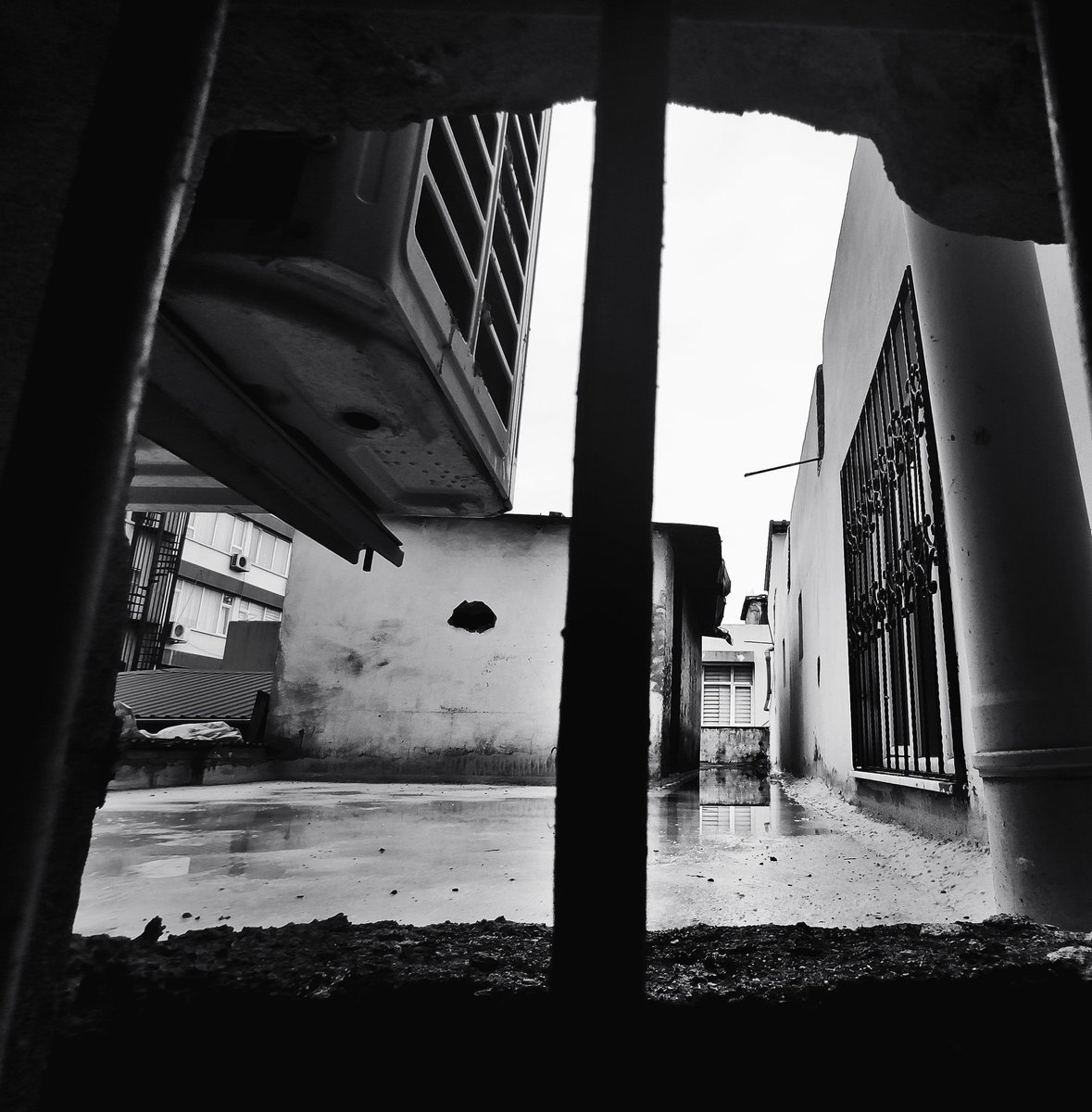 Kirli bir su gibi akıyor zaman denilen