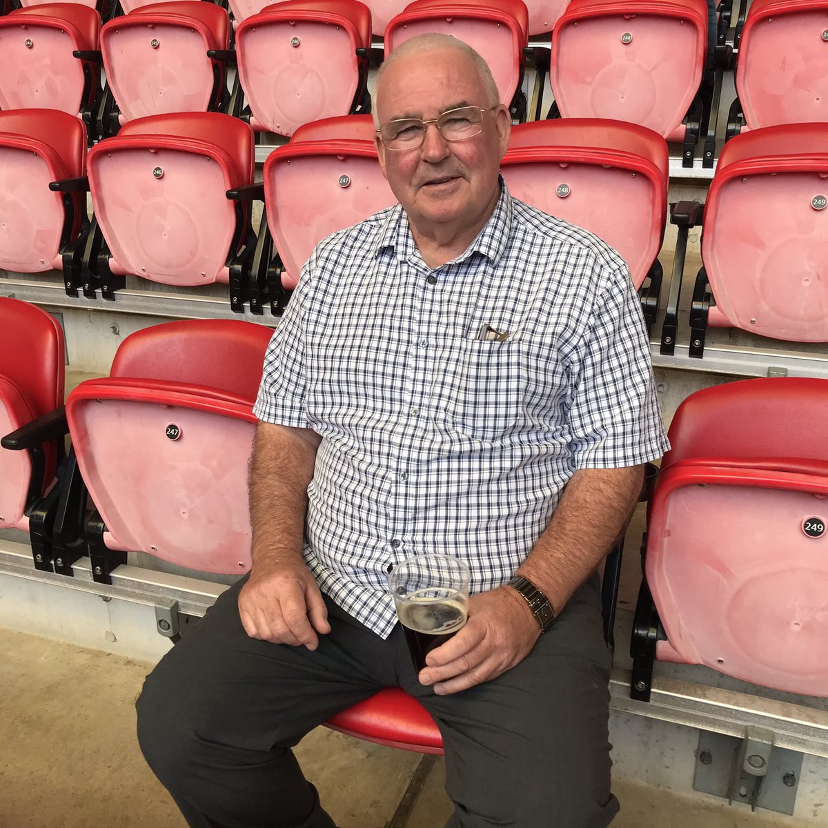 BoltonRLFC's tweet photo. Bringing the series to an end is President Jack Dorning:
I’m Just A Country Boy - Don Williams
You’ll Never Walk Alone - Astraea
I Remember You Singing This Song, Ma - Finbar Furey
The End Of The Line - The Travelling Wilburys
Blowin’ In The Wind - Bob Dylan
#TopOfTheProps https://t.co/AhSHBI98wI