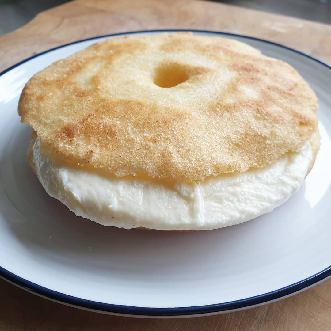 TroutsBistro's tweet photo. Buenos días! 🙌🏼

This morning we woke up in a 'fried #arepa' kind of a mood 😊

Arepas are usually griddled, but every so often we treat ourselves in #Venezuela to a cheeky fried one 👌 And nothing better to fill any arepa with than some '#queso de mano'👌

Feliz sábado!

#arepas https://t.co/TMChHZ9BD2