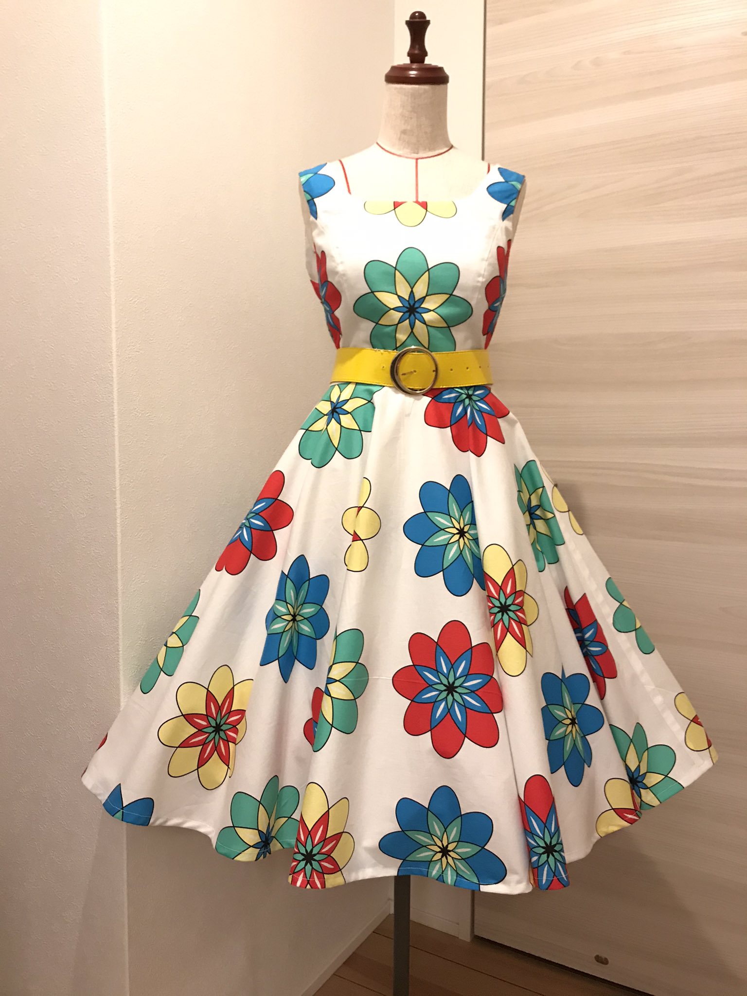 サーキュラーワンピースXL ホワイト×青花柄ベルト付き50'sサーキュラーワンピース☆XL