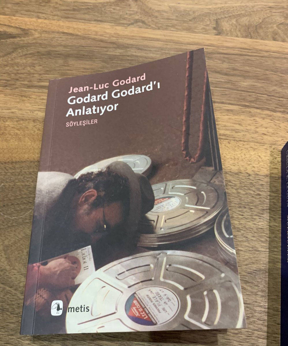 "Artık sadece iletişim araçları var, iletişimin kendisi yok."

Jean-Luc Godard, kendine özgü sinema dilliyle sıra dışı bir yönetmendir (ve kesinlikle bir düşünürdür). Kitap, kendisinin pek çok konuda fikrini beyan ettiği söyleşilerden oluşuyor. Okunmalı.

Alıntı 176. sayfadandır.