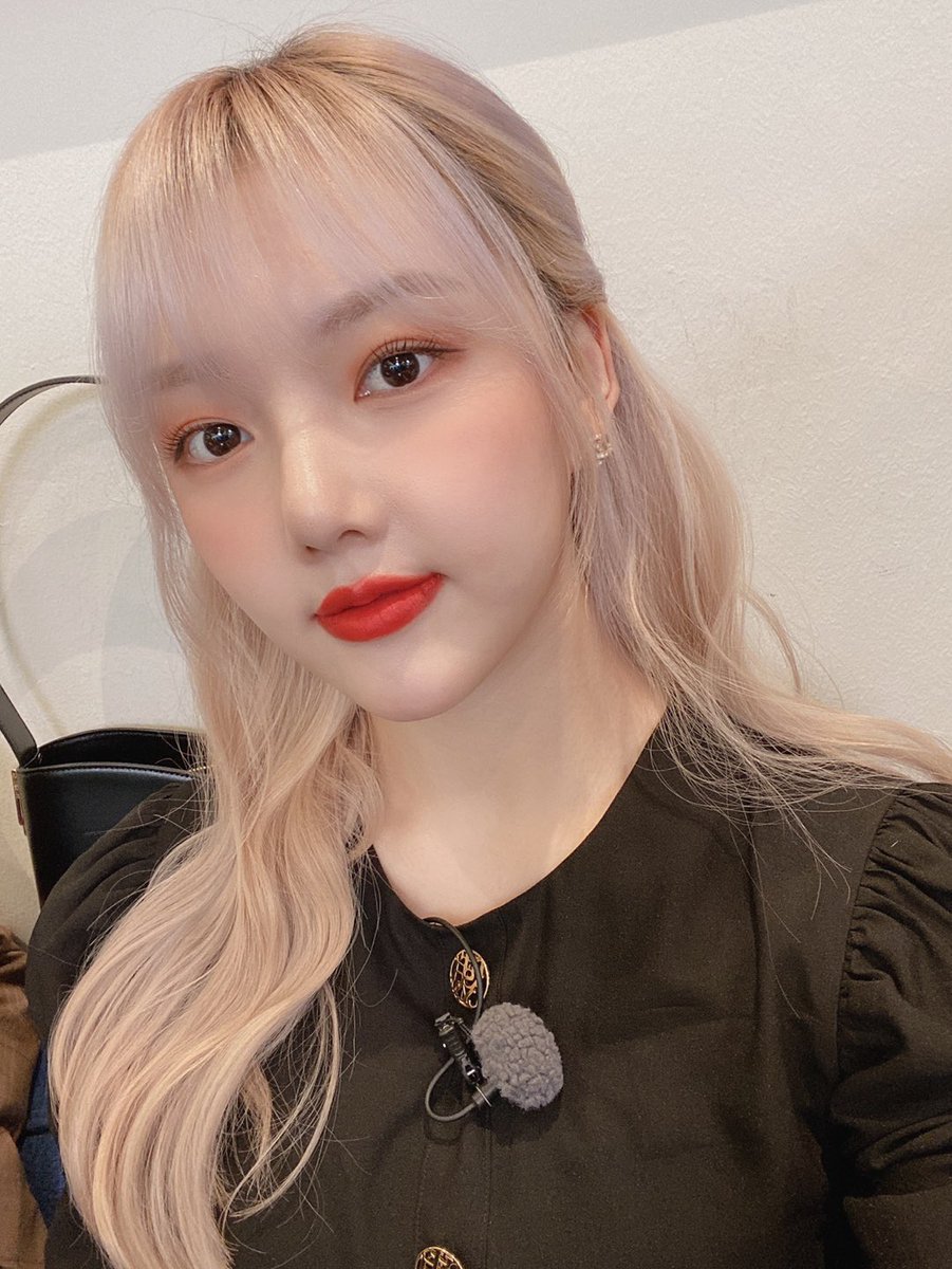 GFRDofficial's tweet photo. [📺 #리얼리티] 
#여자친구 #GFRIEND  
#예린 #YERIN 이 손🖐끝에서 탄생한 
머플러🧶는 과연 어떤 모양일까요❓

여친이들의 꼬물💖꼬물 염색🎨실력🌟

#MEMORIA 에서 확인하세요💙💜

▶️ https://t.co/oF1eJhRoSj https://t.co/YxfS9pmpbY