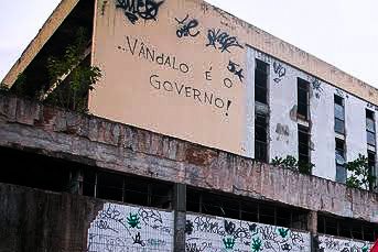 brenolaerte's tweet photo. Mensagem em um muro no Centro do Rio. Sempre é bom lembrar. https://t.co/IoJVtdwMeg