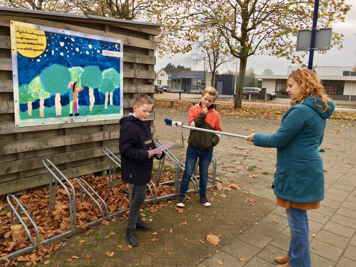 Dizze twa toppers út groep 7/8 ha in ynterview hân mei 
@Geartsje1764 foar <a href="/OmropFryslan/">Omrop Fryslân</a>! 
Oanlieding wie dat it projekt <a href="/TaalTroost/">TaalTroost</a> it <a href="/Nuffic/">Nuffic</a> Europees Talenlabel wûn hat. 
<a href="/TaalTroost/">TaalTroost</a> is begûn op de Opslach yn <a href="/WommelsNL/">Website Wommels.nl</a>, dêr koene dizze bern... facebook.com/obsdeopslach/p…