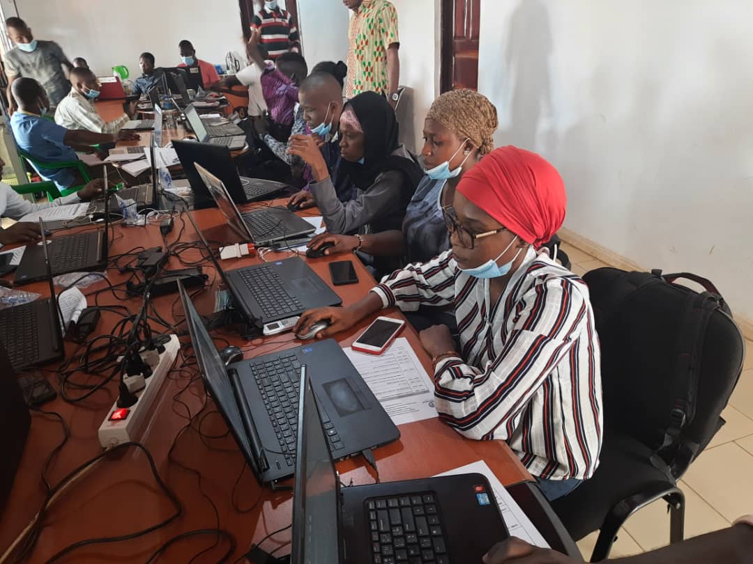 boubacarbah12's tweet photo. Journée de Mappathon et de sensibilisation à #Conakry avec #GeoSynapseGuinée et la #CroixRougeGuinéenne dans le cadre du projet d'appui au 5 commune pour la riposte au COVID-19 à #Conakry
#Kibaro. https://t.co/t7ynzS9MXn