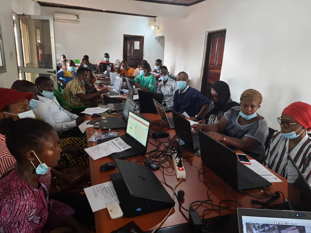boubacarbah12's tweet photo. Journée de Mappathon et de sensibilisation à #Conakry avec #GeoSynapseGuinée et la #CroixRougeGuinéenne dans le cadre du projet d'appui au 5 commune pour la riposte au COVID-19 à #Conakry
#Kibaro. https://t.co/t7ynzS9MXn