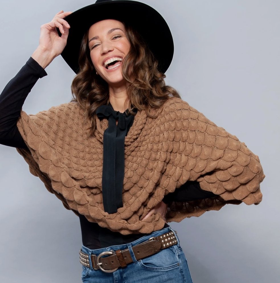 knitbykn's tweet photo. AUTUMN LEAVES. Die Herbstsonne ☀️ bringt die Farben 🍂nochmal zum Leuchten! 
Ich wünsche euch ein schönes Wochenende! Packt euch warm ein und genießt die Natur!  

#belikeagoddess #knitbykn #mynaturalknit #fashion #mode #knitwear #poncho #karamell #germanbrand #thedianacape https://t.co/we4a0cnTEN
