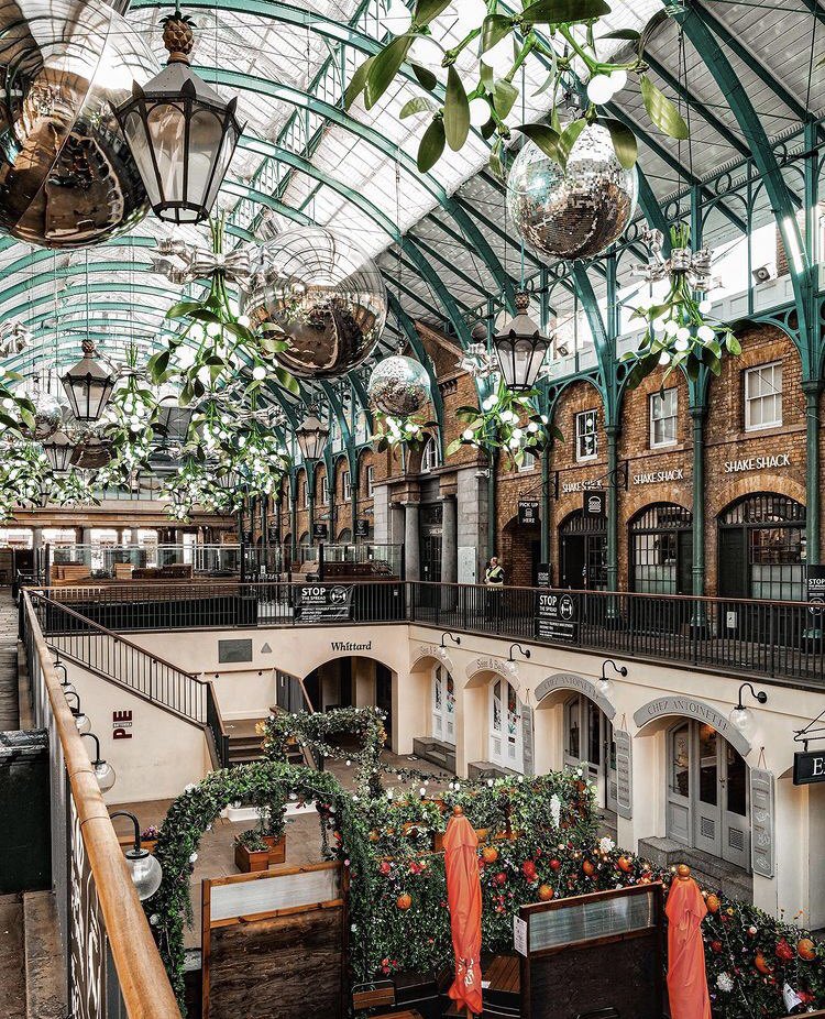 Christmas isn’t cancelled 🎄🎄🎄 a beautifully festive Covent Garden by prettylittlelondon