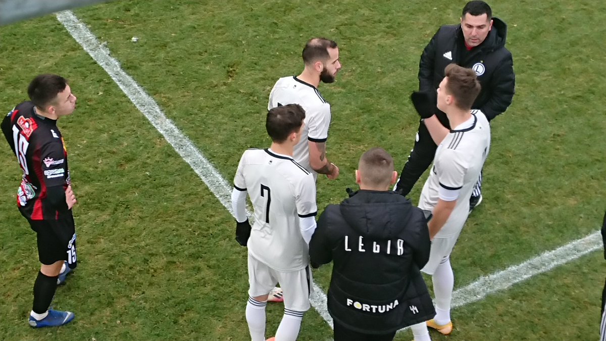 77Rafalsky's tweet photo. 50' Legia ll 2:0 Huragan Morąg! Kacper Kostorz zgrywa piłkę do rozgrywającego swoj pierwszy mecz w podstawowym składzie Pattyka Pierzaka @pierzu_10, a ten mocnym niesygnalizowanym strzałem w okienko nie daje szans Leszczyńskiemu. Początek ll połowy bardzo dobry. https://t.co/DfJ69a7xgU