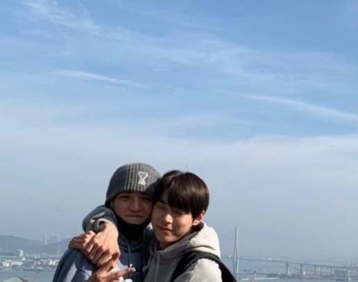 ความสัมพันธ์ของโดยอง แทยงคือ หน้ากล้องตีกัน ทะเลาะกัน แต่หลังกล้องคือเค้าสองคนรักกันมากเลยนะ น้องมีงานอะไรพี่คอยให้กำลังใจเสมอ ไปหาถึงกองละคร ซื้อแหวนคู่ใส่ด้วยกัน ทัชใจมากเลย ถ้าอายุมากขึ้นจะไปอยู่บ้านพักคนชราด้วยกัน จะไปเที่ยวด้วยกัน อยู่กันไปนานๆเลยนะ
#dotae #TAEYONG #DOYOUNG