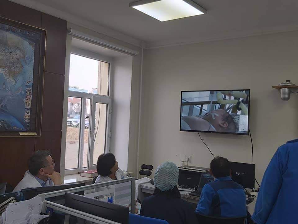 ЭХЭМҮТ-д теле-анагаахын хамгийн сүүлийн үеийн технологийг суурилуулж сэхээн амьдруулах эрчимт эмчилгээний 5 тасгийг хооронд нь холболоо.

Ирэх 7 хоногоос УНТЭ, ХӨСҮТ, ГССҮТ, УХТЭ зэрэг эмнэлгүүдийн эрчимт эмчилгээний тасгуудыг энэхүү системээр холбох юм.