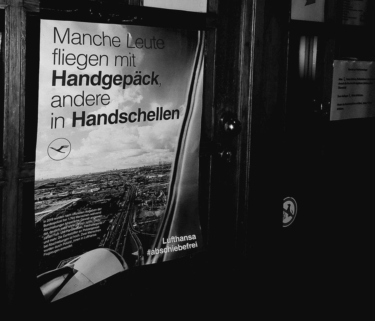 Bleiberecht4all's tweet photo. 1 von 4 Abschiebungen in Deutschland geschieht auf Lufthansa-Flügen. Sie machen Profit mit der restriktiven Abschiebepolitik Europas.
Deshalb heißt es auch in #Münster: Lufthansa #Abschiebefrei 
 #SayNoToDeportations #LockDownLufthansa
@lufthansa @Lufthansa_DE https://t.co/fjeZrZq8Xq