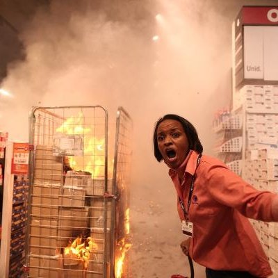 EnasSilva3's tweet photo. Ontem, dia da "consciência negra", para alguns, uma "negra" luta para salvar a sua vida e a dos seus colegas de trabalho, no supermercado incendiado por criminosos terroristas...
Uma imagem forte e muito icônica que não aparecerá na mídia militante! https://t.co/jppgYWrmJC