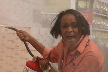 EnasSilva3's tweet photo. Ontem, dia da "consciência negra", para alguns, uma "negra" luta para salvar a sua vida e a dos seus colegas de trabalho, no supermercado incendiado por criminosos terroristas...
Uma imagem forte e muito icônica que não aparecerá na mídia militante! https://t.co/jppgYWrmJC