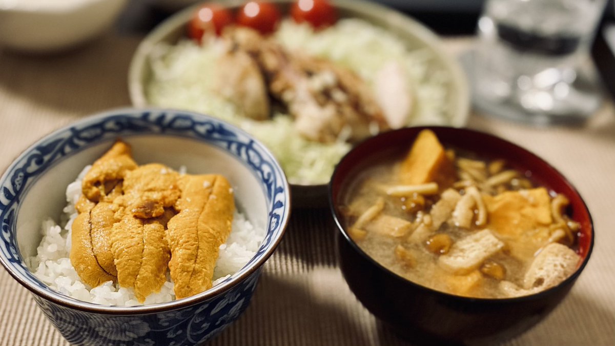 T Kitagawa サンフランシスコ産オオバフンウニでウニ丼 かぼちゃとなめこ 油揚げのお味噌汁 鶏胸肉の塩麹漬を焼いて千切りキャベツの上に あと春菊のおひたし ウマー