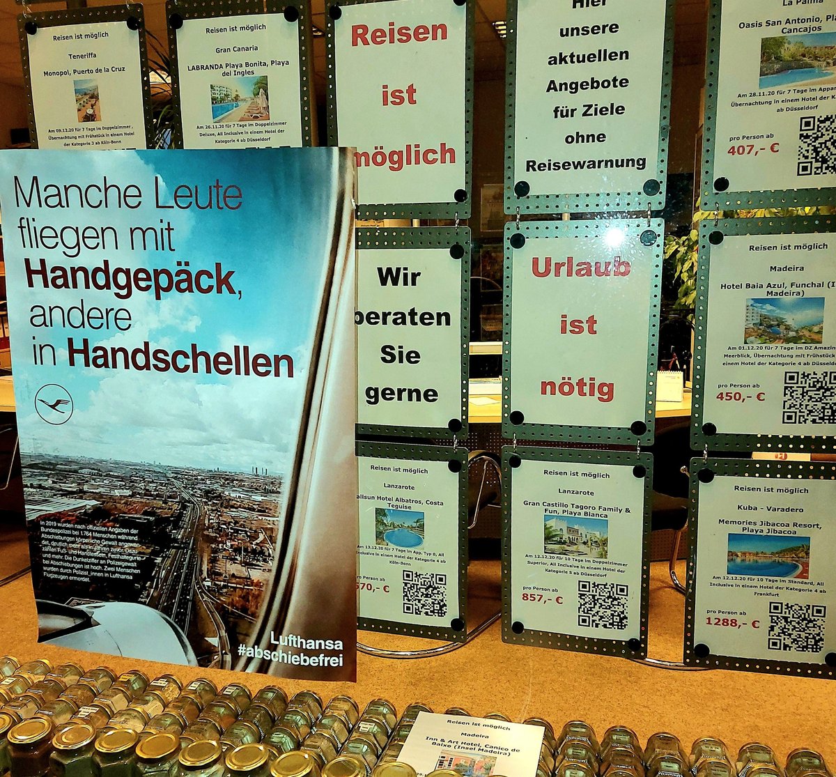 Bleiberecht4all's tweet photo. 1 von 4 Abschiebungen in Deutschland geschieht auf Lufthansa-Flügen. Sie machen Profit mit der restriktiven Abschiebepolitik Europas.
Deshalb heißt es auch in #Münster: Lufthansa #Abschiebefrei 
 #SayNoToDeportations #LockDownLufthansa
@lufthansa @Lufthansa_DE https://t.co/fjeZrZq8Xq