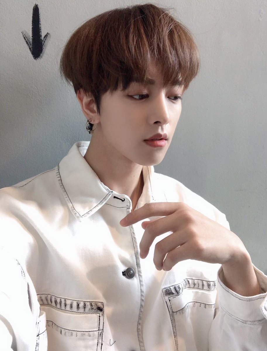 official_ONEUS's tweet photo. [#RAVN] 🌹🔥 밝고 https://t.co/qKmLjMrUQs