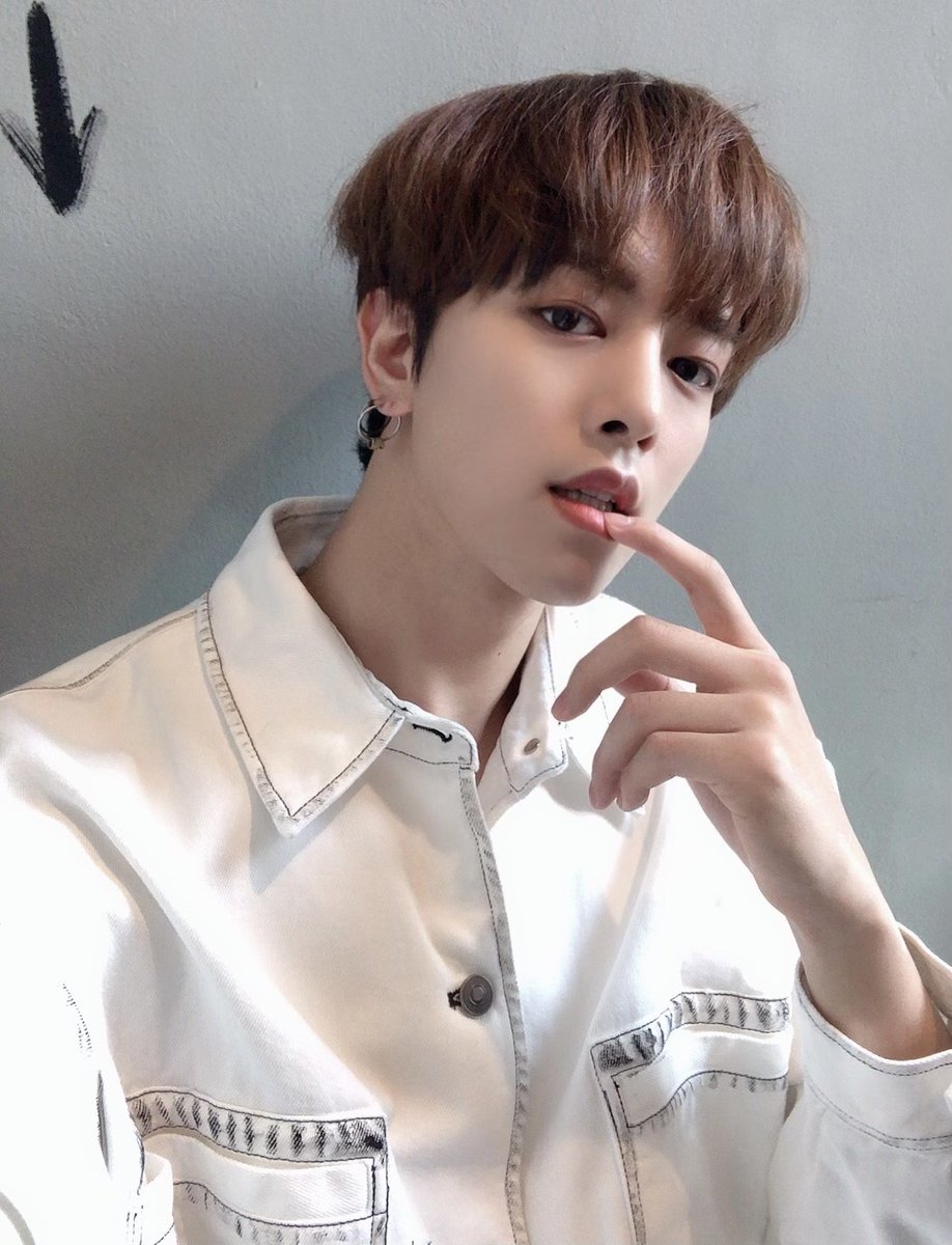 official_ONEUS's tweet photo. [#RAVN] 🌹🔥 밝고 https://t.co/qKmLjMrUQs