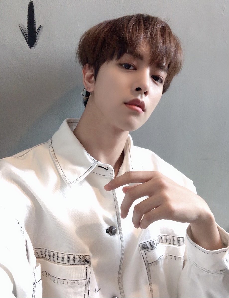 official_ONEUS's tweet photo. [#RAVN] 🌹🔥 밝고 https://t.co/qKmLjMrUQs