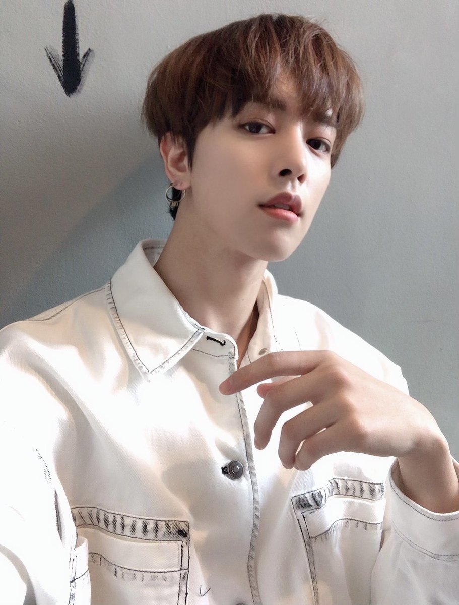 official_ONEUS's tweet photo. [#RAVN] 🌹🔥 밝고 https://t.co/qKmLjMrUQs