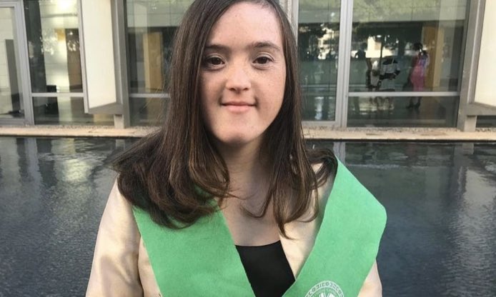 DownEspana's tweet photo. Blanca San Segundo, primera mujer con síndrome de Down en obtener un grado universitario: “No somos niños. Queremos que nos escuchen y respeten nuestros derechos” https://t.co/dtOV8uymQA