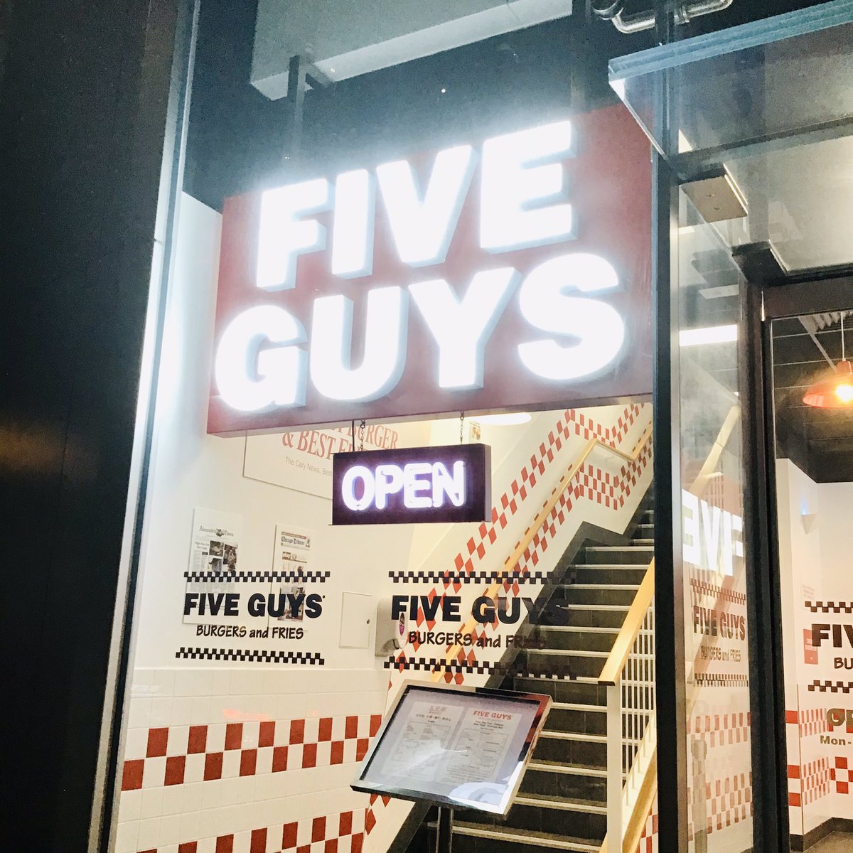 zJU5xLbK6ftfooh's tweet photo. そこここにビジネスティップがあるお店だった。🍔
#fiveguy https://t.co/Bti1lN2Wid