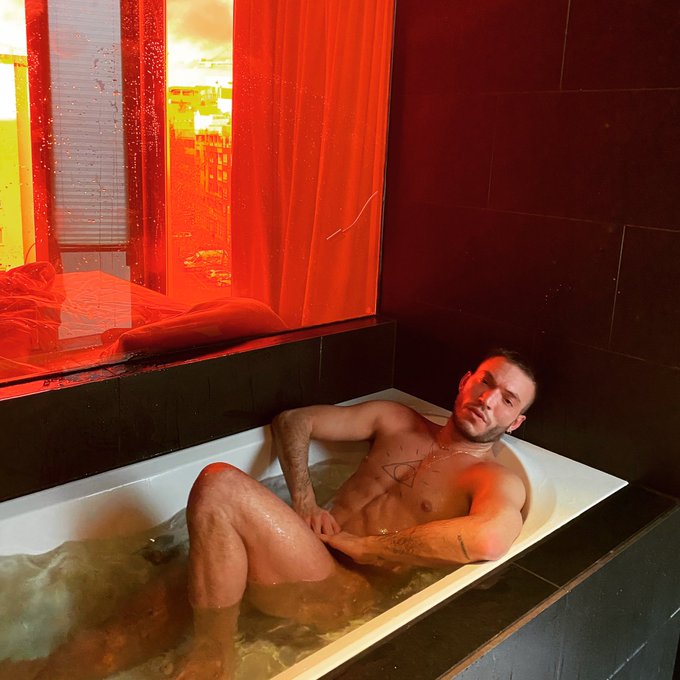 relaxing for a bit in @axelfriendly in berlin. https://t.co/iGCSxaIqUP