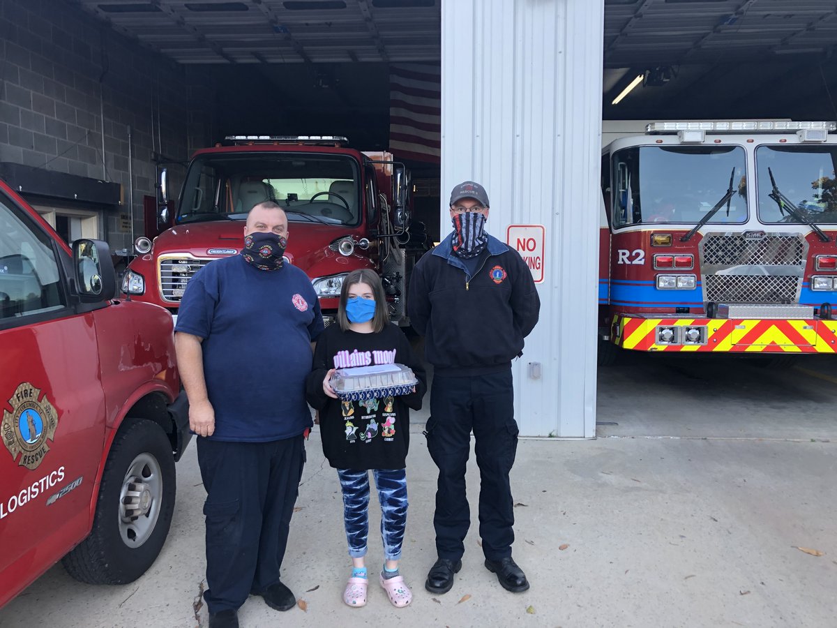 ActionForUnity's tweet photo. Several of our student leaders delivered notes with homemade treats to thank our local firefighters and police for their service in our community. @IrmoFire @IrmoPolice @LexRich5Schools #PrideIn5 #FIVEinLexRich5 #iamACTION https://t.co/u6rm2mH4XI
