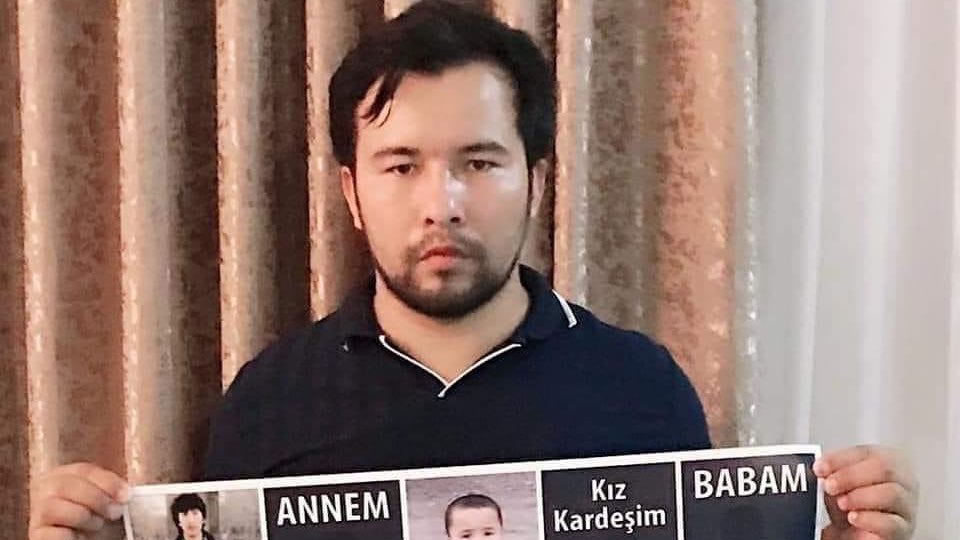 Kuzzat_Altay's tweet photo. Uygur aktivist İhsan beyi dün gece İstanbul polisi evine Hollywood tarzı silahlı baskın yaparak gözaltına aldı. 

Gece saat 2 civarında evini basan polisler eşi ve çocuklarına bile silah doğrultarak çok korkutmuştur. Aynı muameleye Çin’de gördüğü için Türkiye sığınmıştı İhsan. https://t.co/ipcBT5aR0B