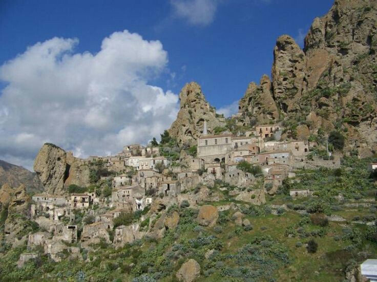 VirginiaPanzeri's tweet photo. Calabria,
casa sempre aperta.
Un arancio
il tuo cuore,
succo d’aurora.
Calabria,
rosa nel bicchiere.
(Franco Constabile)
#ForzaCalabria 💪❤ 
📷 Pentedattilo https://t.co/7whDAhtaE2