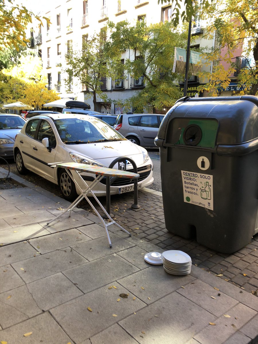 BrendyBoyle's tweet photo. This week’s #RandomMadrid is brought to you by the wonderfully eccentric barrio Lavapiés.
Ironing board and plates. Lovely. https://t.co/bqVjiGrtkx
