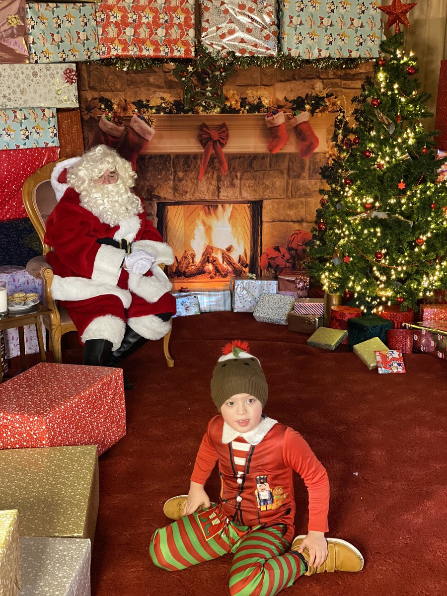WyburnWayne's tweet photo. Santa meeting children today at St Andrews Roath 🎅🏽. 
@CardiffLifeMag @VisitCardiff @roathcardiff @ILovesTheDiff https://t.co/iMRcCxCmF7