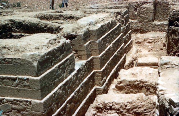 Al limpiar los grandes montones de escombros del yacimiento emergieron espectaculares edificios de sillería: los palacios de la elite de Matara entre el s. III y VI d.C.->
