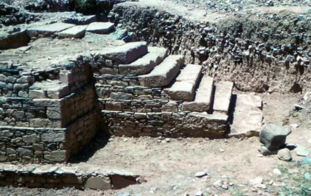 Estaban situados sobre plintos a los que se accedía por escaleras monumentales. La planta siempre es la misma: un complejo rectangular con seis habitaciones, en el que las esquinas semejan torres.->