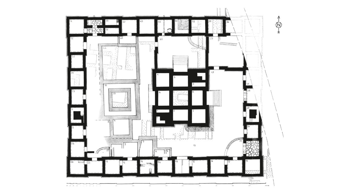 Estaban situados sobre plintos a los que se accedía por escaleras monumentales. La planta siempre es la misma: un complejo rectangular con seis habitaciones, en el que las esquinas semejan torres.->