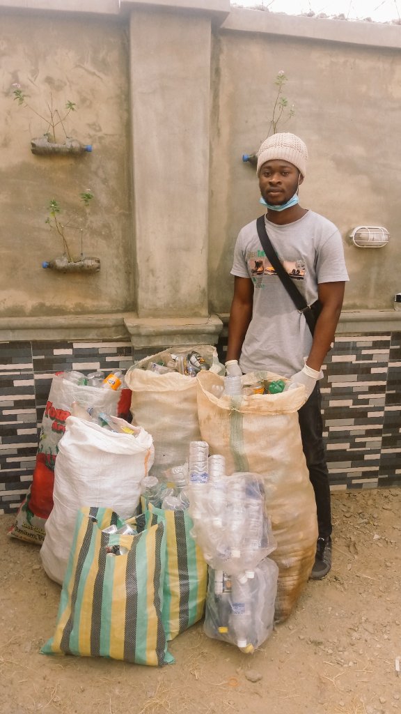 soloofekundayo's tweet photo. People's countenance can be discouraging while you take action on environmental sustainability.
I careless about such countenance but care more for the environment (picking waste off the streets and gutters).
It's another edition of #SoloPlog ...inspired by @ploggingnigeria https://t.co/fIAR2zjRV9