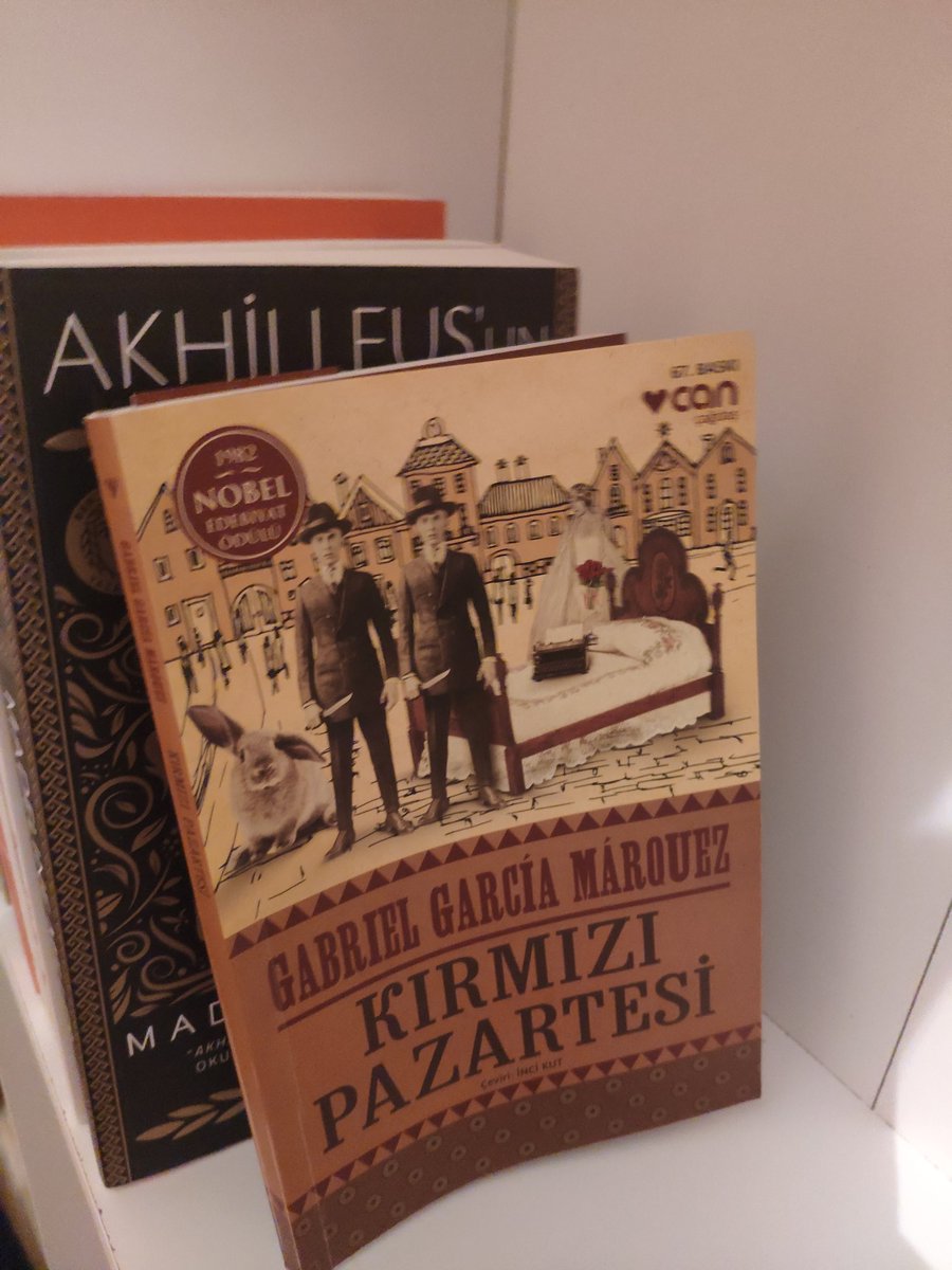 07Uygun's tweet photo. "Onlar kusursuz kızlar," dediğini duyardım sık sık. 
"Her erkek onlarla mutlu olur, çünkü acı çekmek için yetiştirilmişler."
 
#kırmızıpazartesi https://t.co/SsCjYkAegt