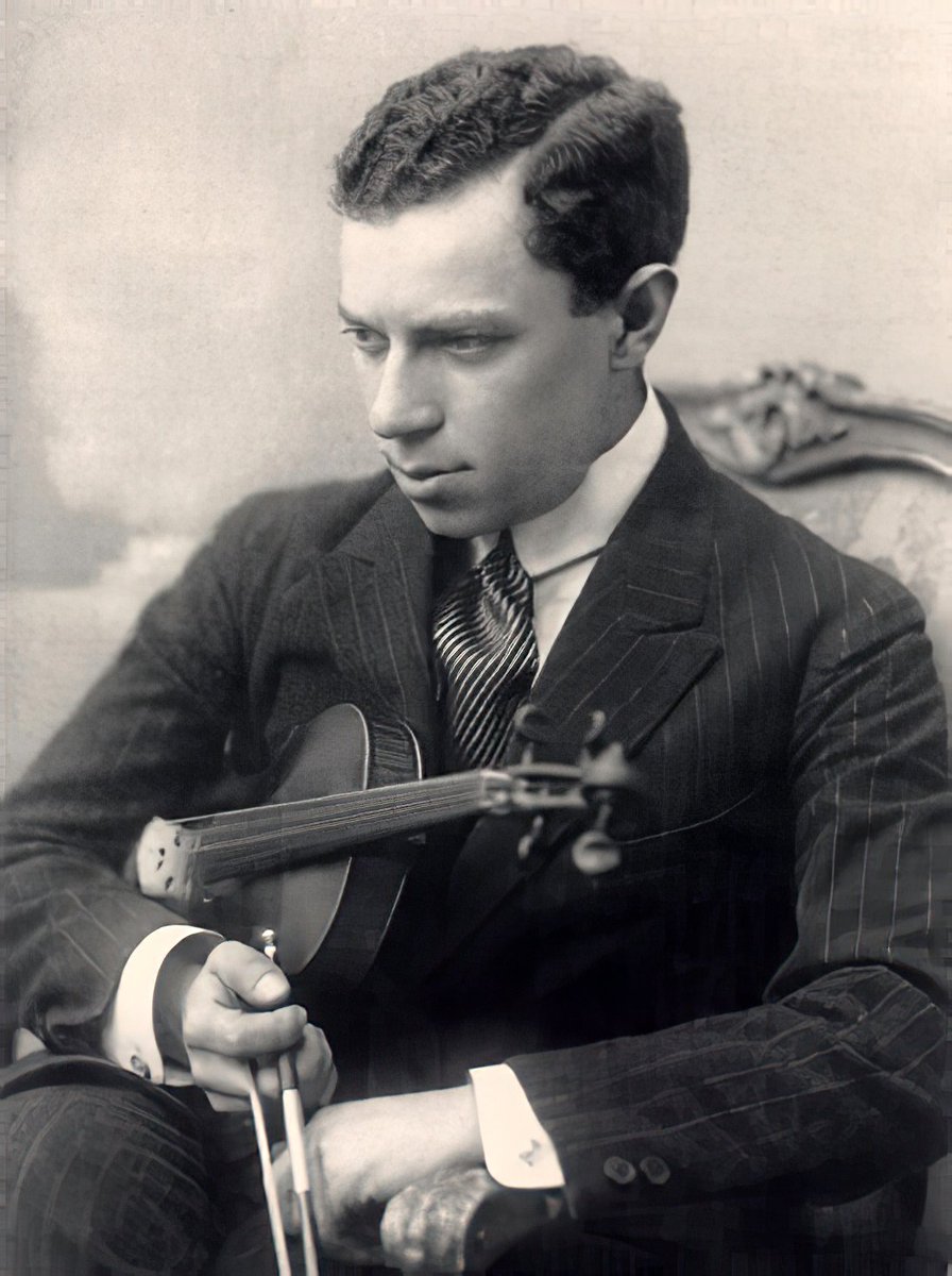 holocaust_music's tweet image. Violinist and composer Stefan Frenkel was born #OTD 1902. Exiled to Switzerland in 1935, he became concertmaster in the Orchester de la Suisse Romande in Geneva. In 1936 he left for the US and until 1940 was concertmaster of the Metropolitan Opera in NY. de.wikipedia.org/wiki/Stefan_Fr…