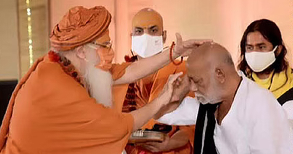 LegendNewsin's tweet photo. परमात्मा की शरणागति हेतु अहंकार का त्याग आवश्यक: #मोरारीबापू
#Moraribapu #मुरारीबापू #Ramanreti @MorariBapu_
#Ramkatha #mahavan
https://t.co/fJHtV1QVsU https://t.co/Xh8Rlvwz6K