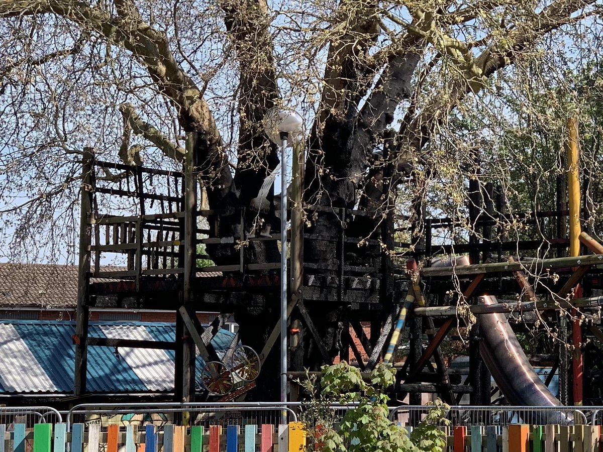 At the start of Lockdown, vandals set light to St Paul’s Adventure Playground!😡
Today, it’s restored!🤗
A beautiful tree didn’t survive, but it has a second life as a treehouse &amp; a place where children play again.
A community crowdfunding success story!
Well done #Bristol!
🌳🏡