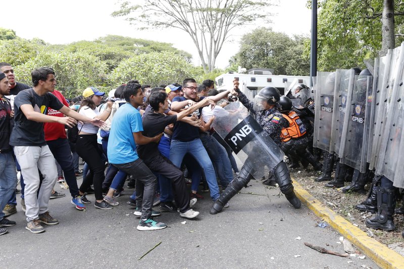 VozdeVanguardia's tweet photo. #21Nov El valor de los #estudiantes de ayer y el arrojo de hoy, marcara siempre la lucha contra la infamia y la #Represión, el 21 de noviembre se conmemora el día del estudiante universitario, en honor aquellos valerosos jóvenes que se enfrentaron a la #Dictadura
#CambioDeRumbo https://t.co/ZpS35dvtNi