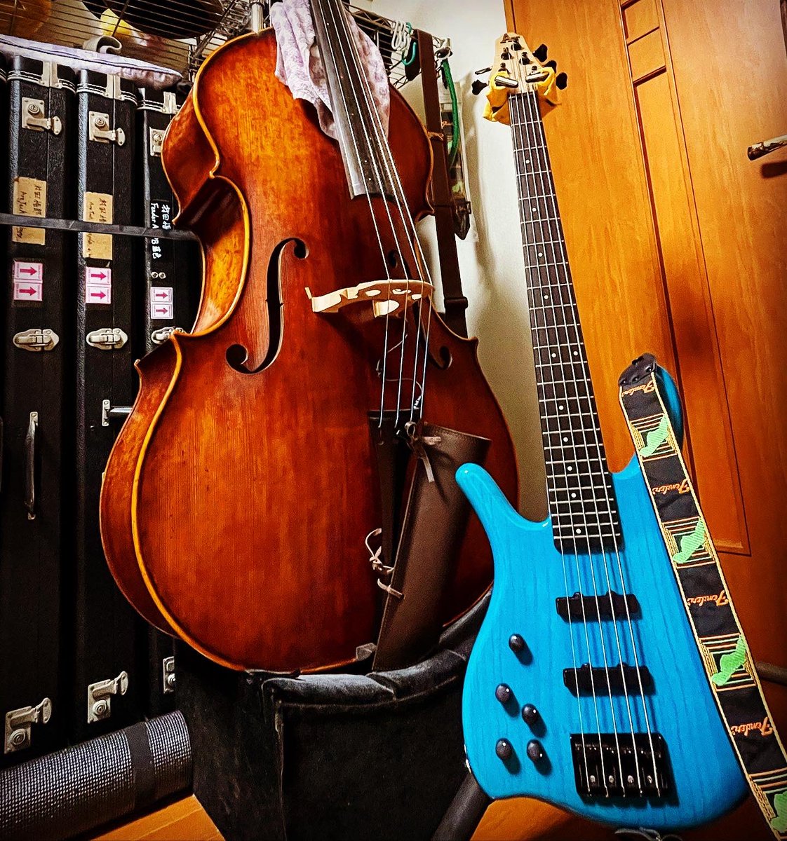 goro_murata's tweet photo. ベース弾くの楽しい♪

https://t.co/bPviTJeC0t

#5stringbass #leftybass #arttech #bass #bassist #turquoiseblue #生地着色 #openpore #オープンポア #aguilar #obp3  #ebonyfingerboard #ashbody https://t.co/705ko0Db7q