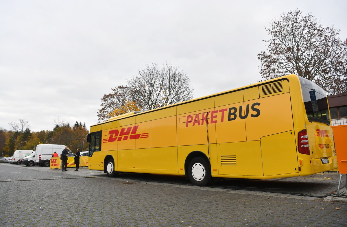 DeutschePostDHL's tweet photo. Germany's first mobile pop-up store has opened its doors for customers in #Berlin. Yellow-painted DHL parcel buses will support the company to cope with increased demand during the busy Christmas period, while still providing sufficient protection against infection. https://t.co/hjWburZQTH