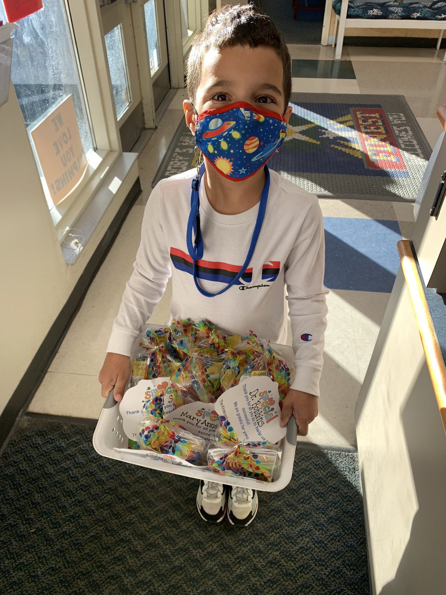 DrHepfner's tweet image. My sweet kindergarteners spreading sunshine to others for their November service learning project. This friend was the deliverer - he was so proud and also wanted everyone to know he can officially tie his shoes! #dmerocks #learningandserving